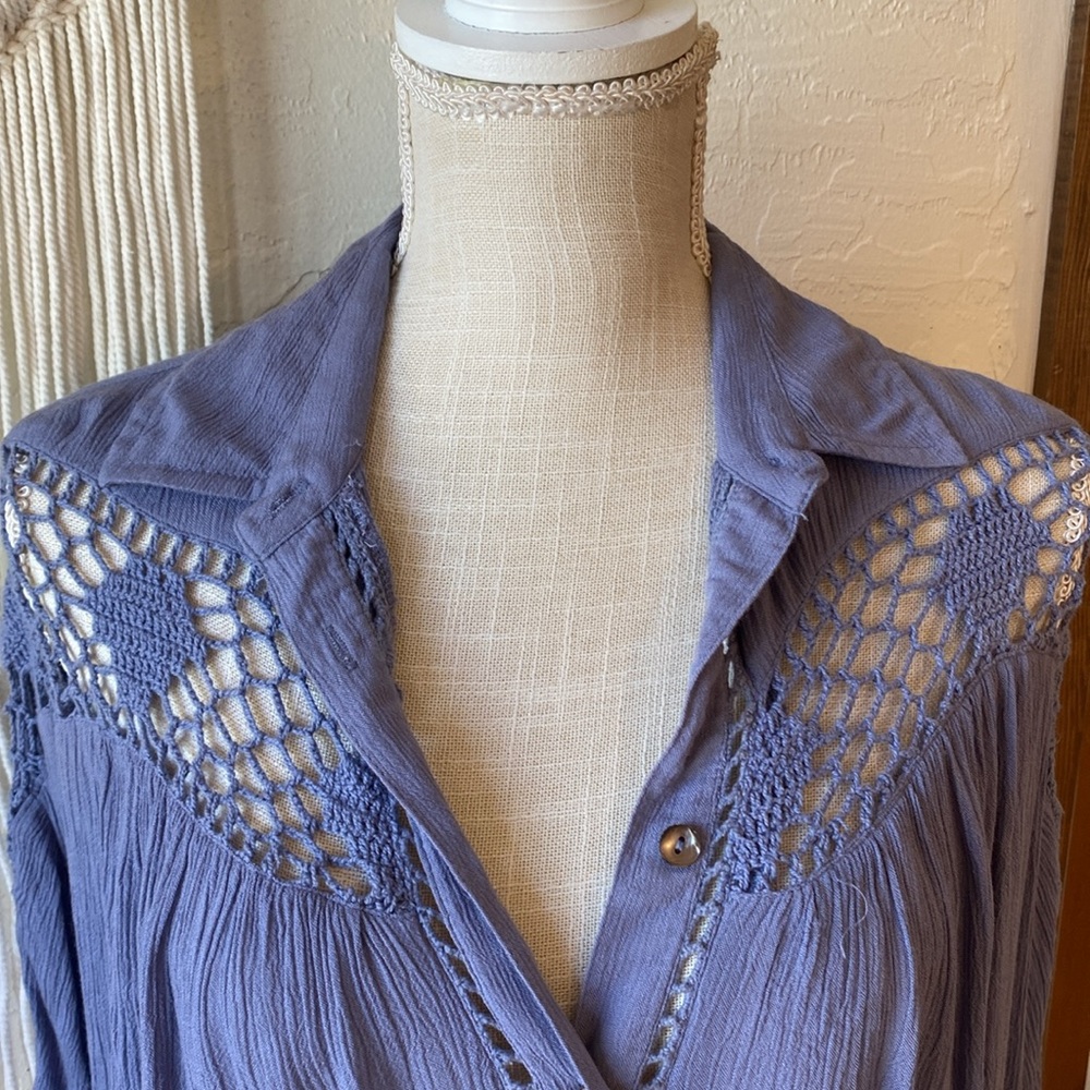 🎉 FREE PEOPLE BLUSEY CROCHETED BUTTON DOWN TOP‼️
